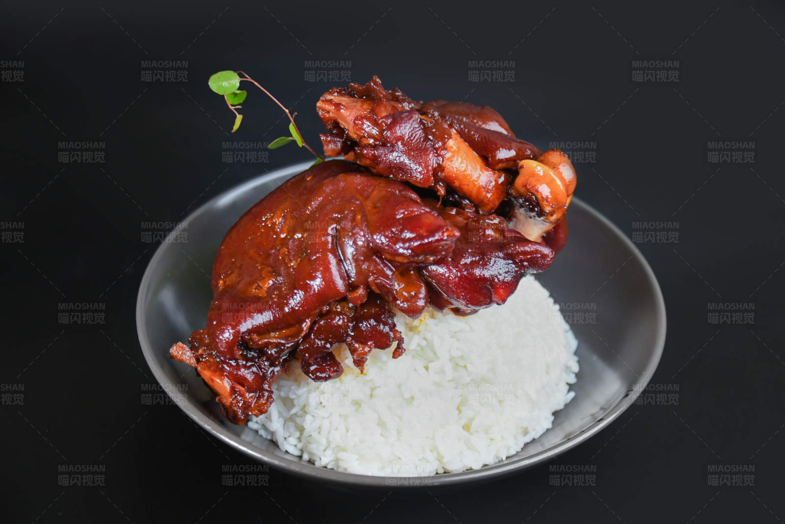 红烧猪蹄配米饭图片