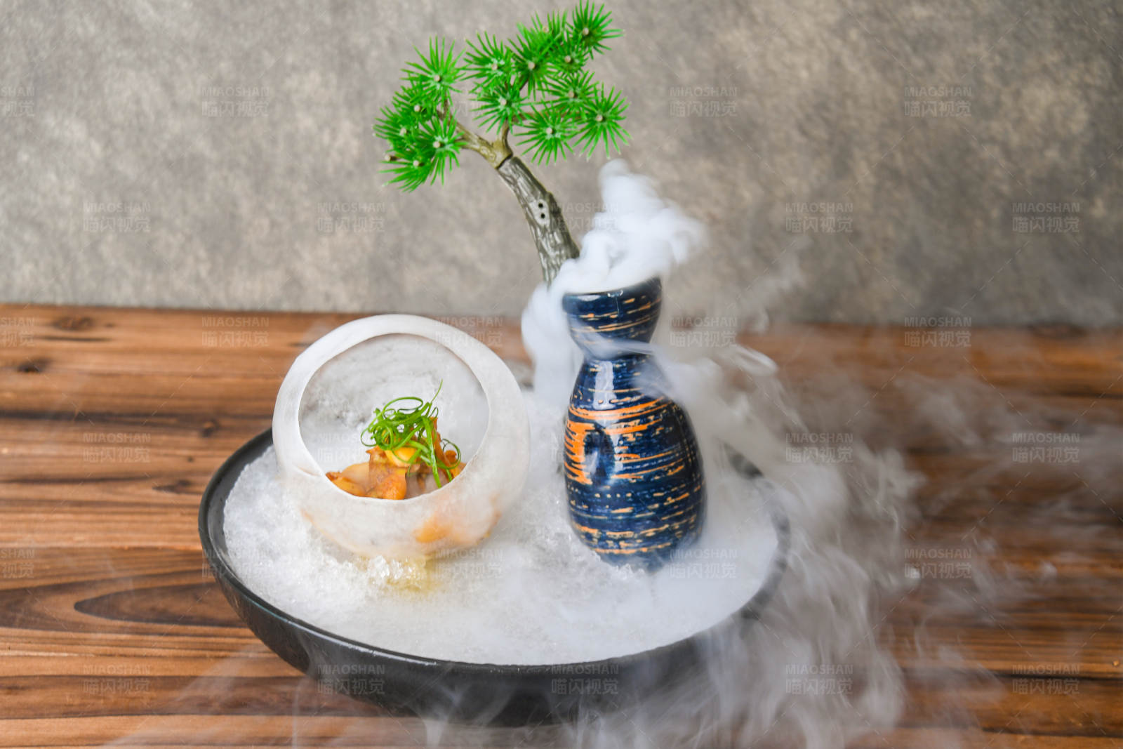 烟雾缭绕的创意料理图片