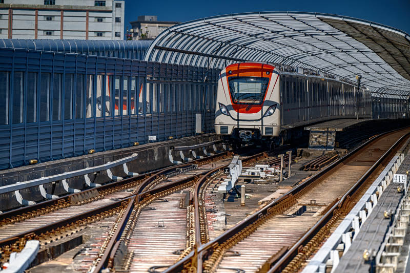 地铁列车进站瞬间图片