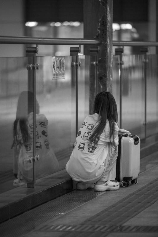 等待的旅行者图片