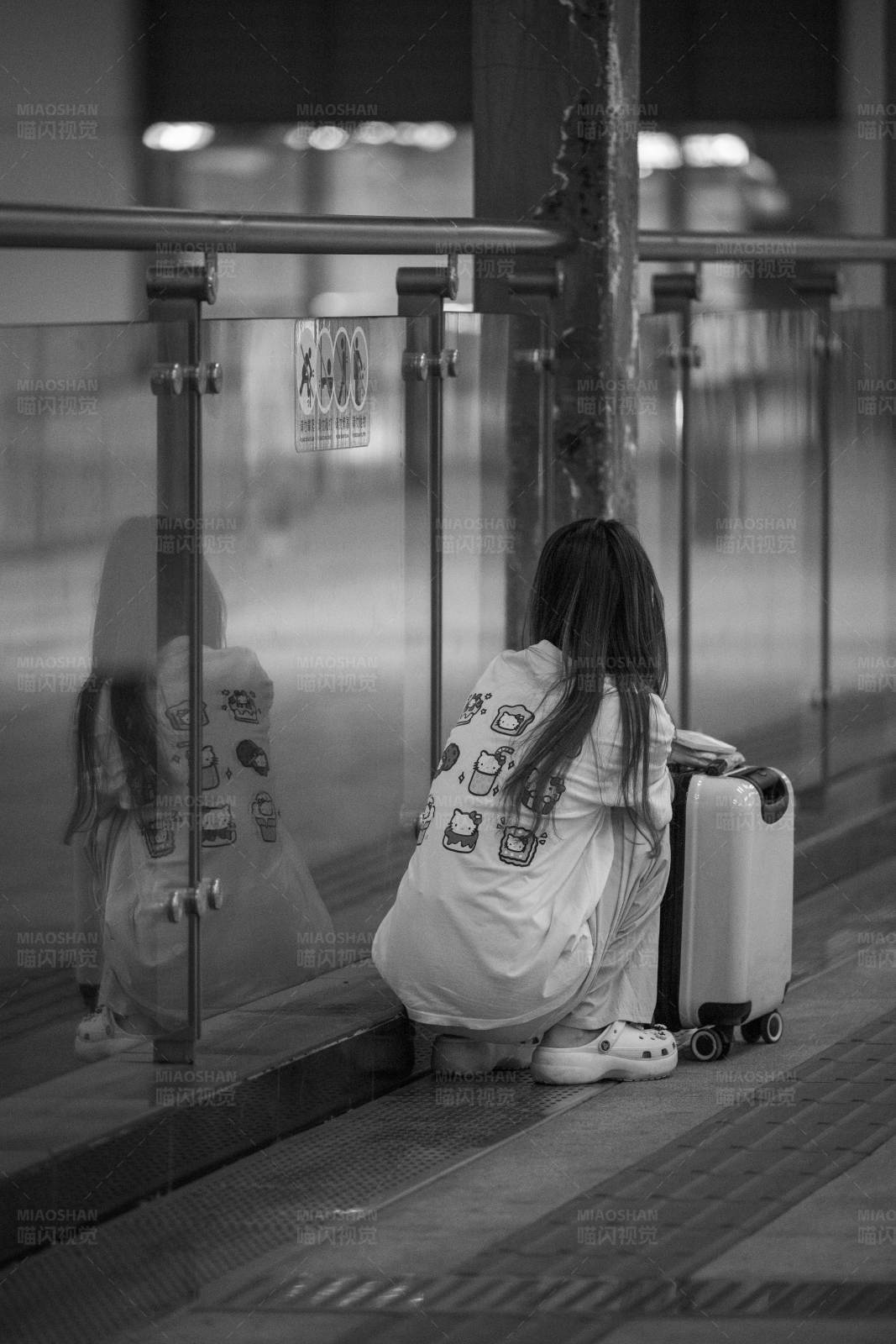 等待的旅行者图片