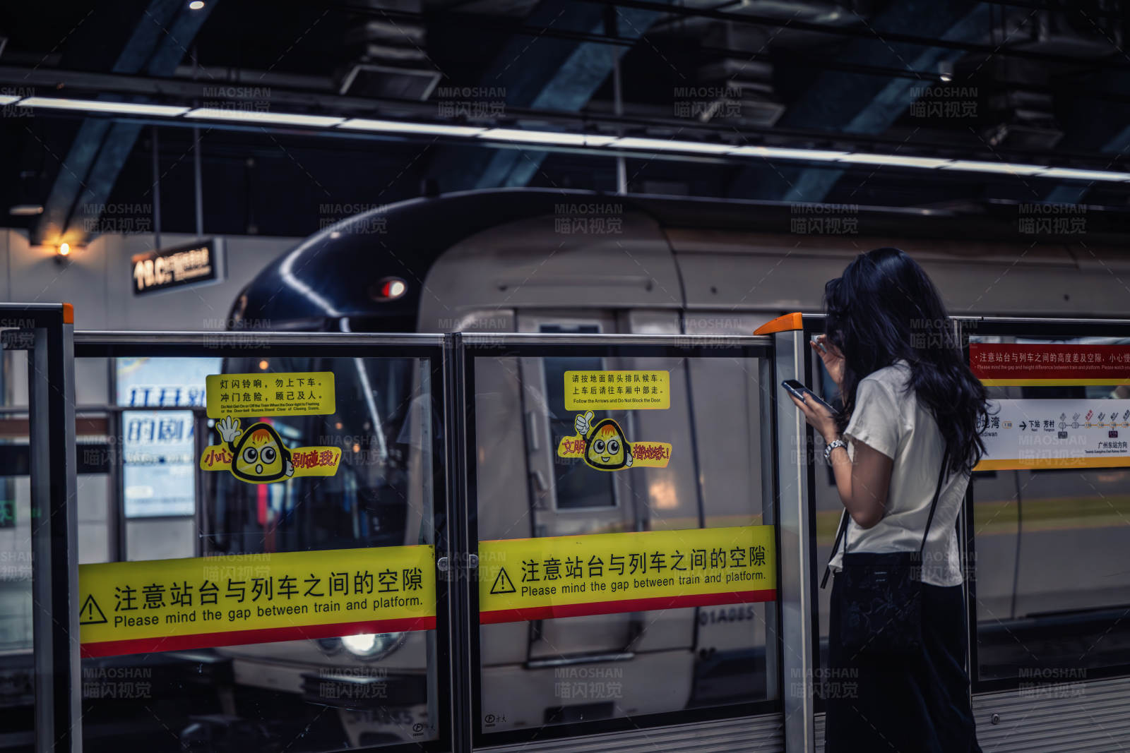 地铁站台等待的乘客图片