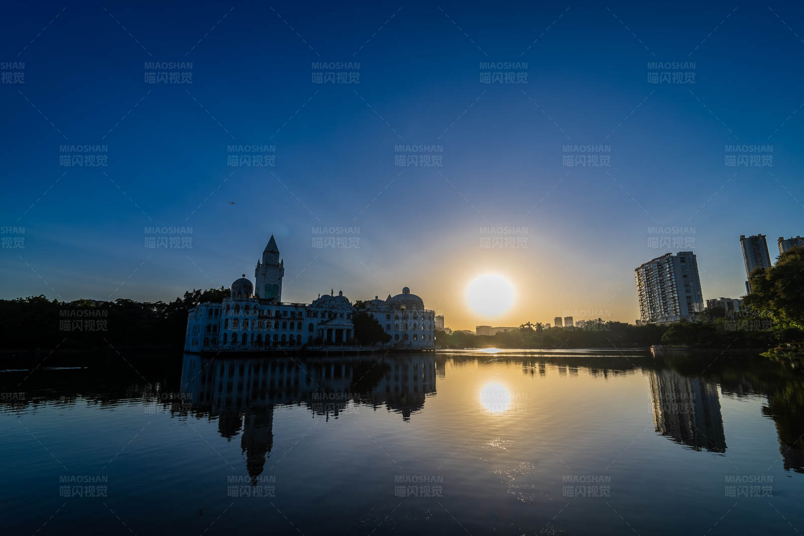湖畔日出图片