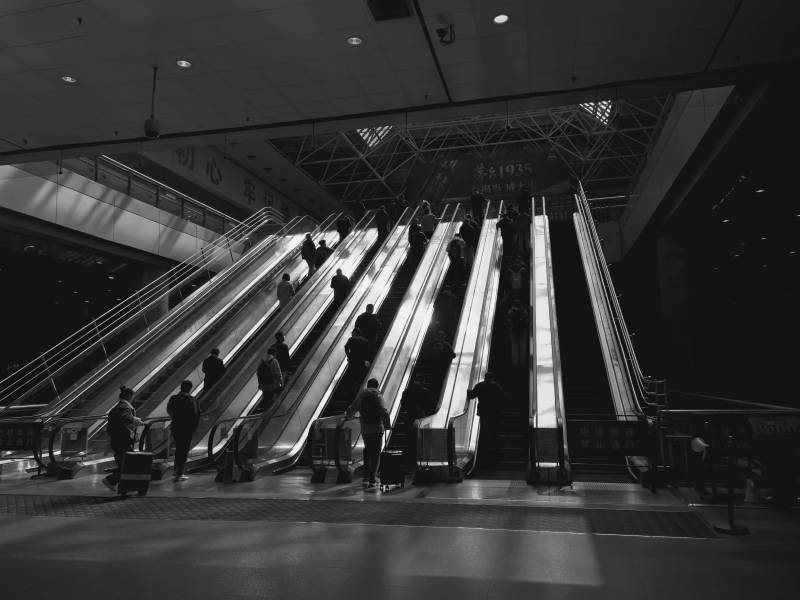 繁忙的电梯口图片