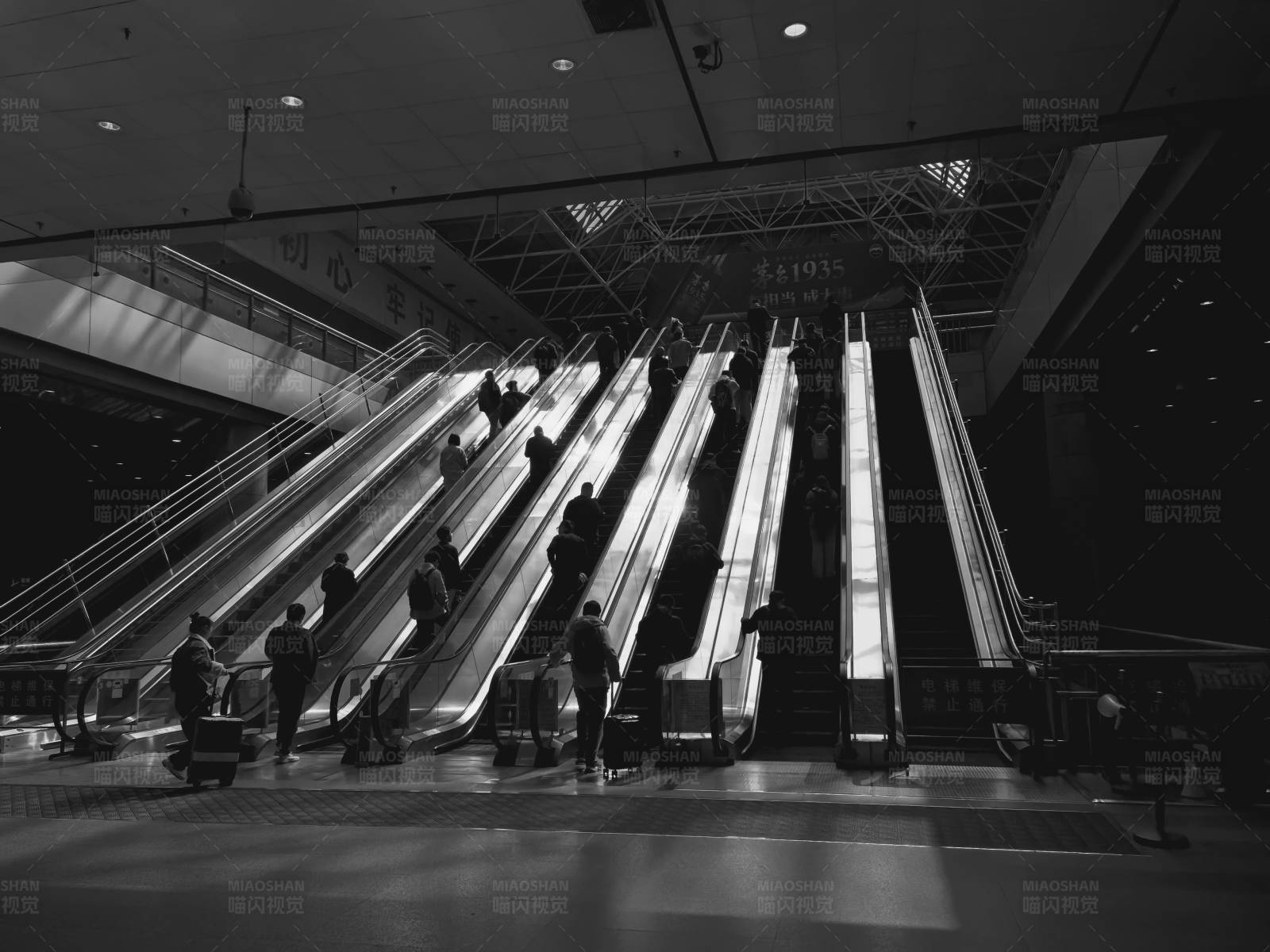 繁忙的电梯口图片