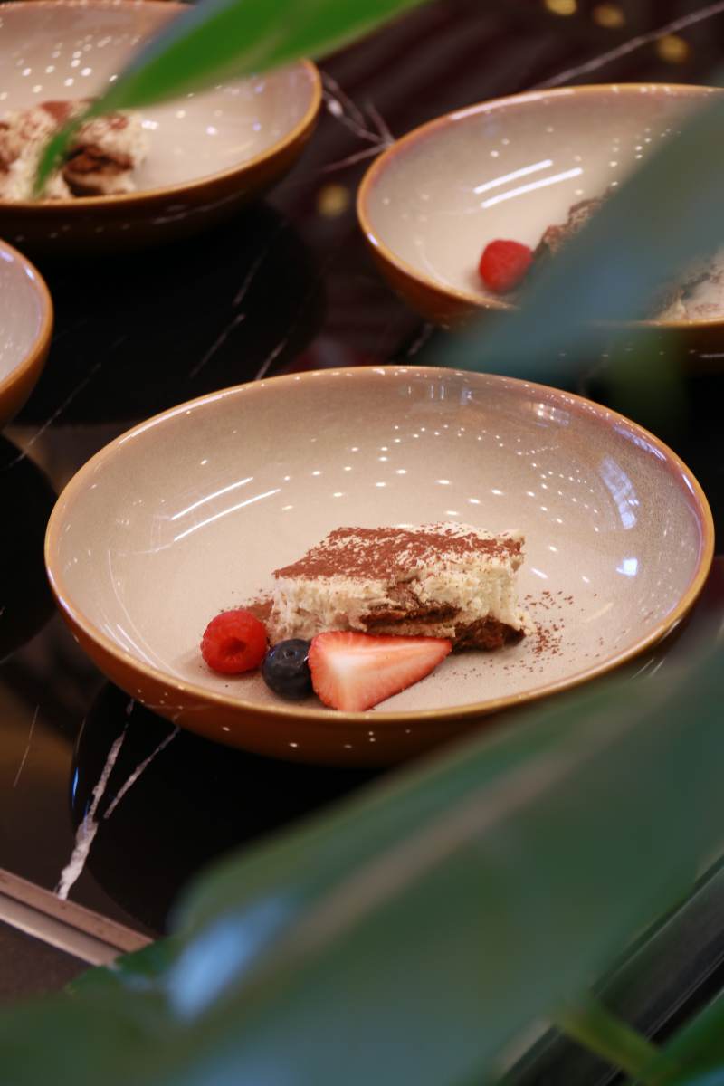 提拉米苏与莓果的邂逅图片