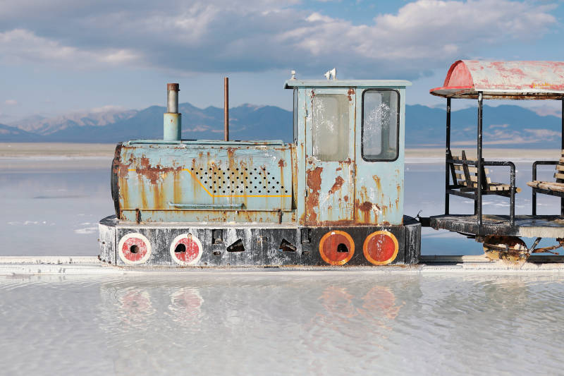 盐湖上的老式火车图片