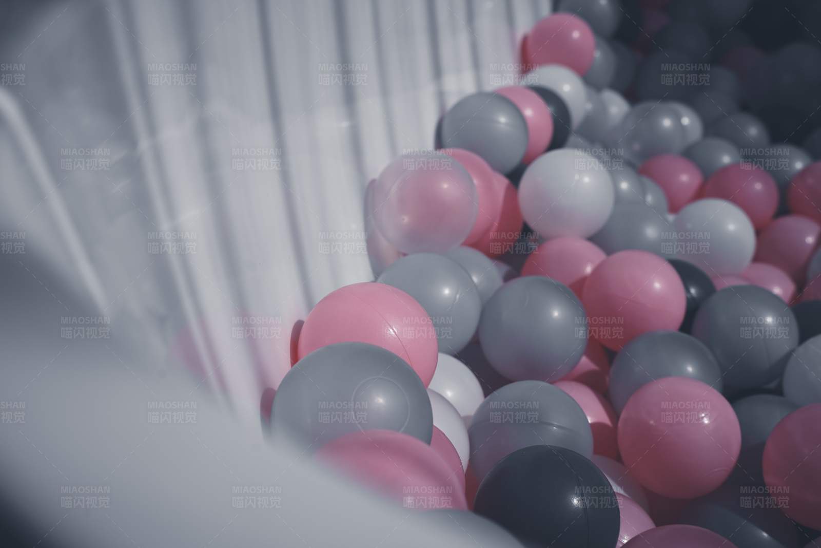 粉色与灰色的球体世界图片