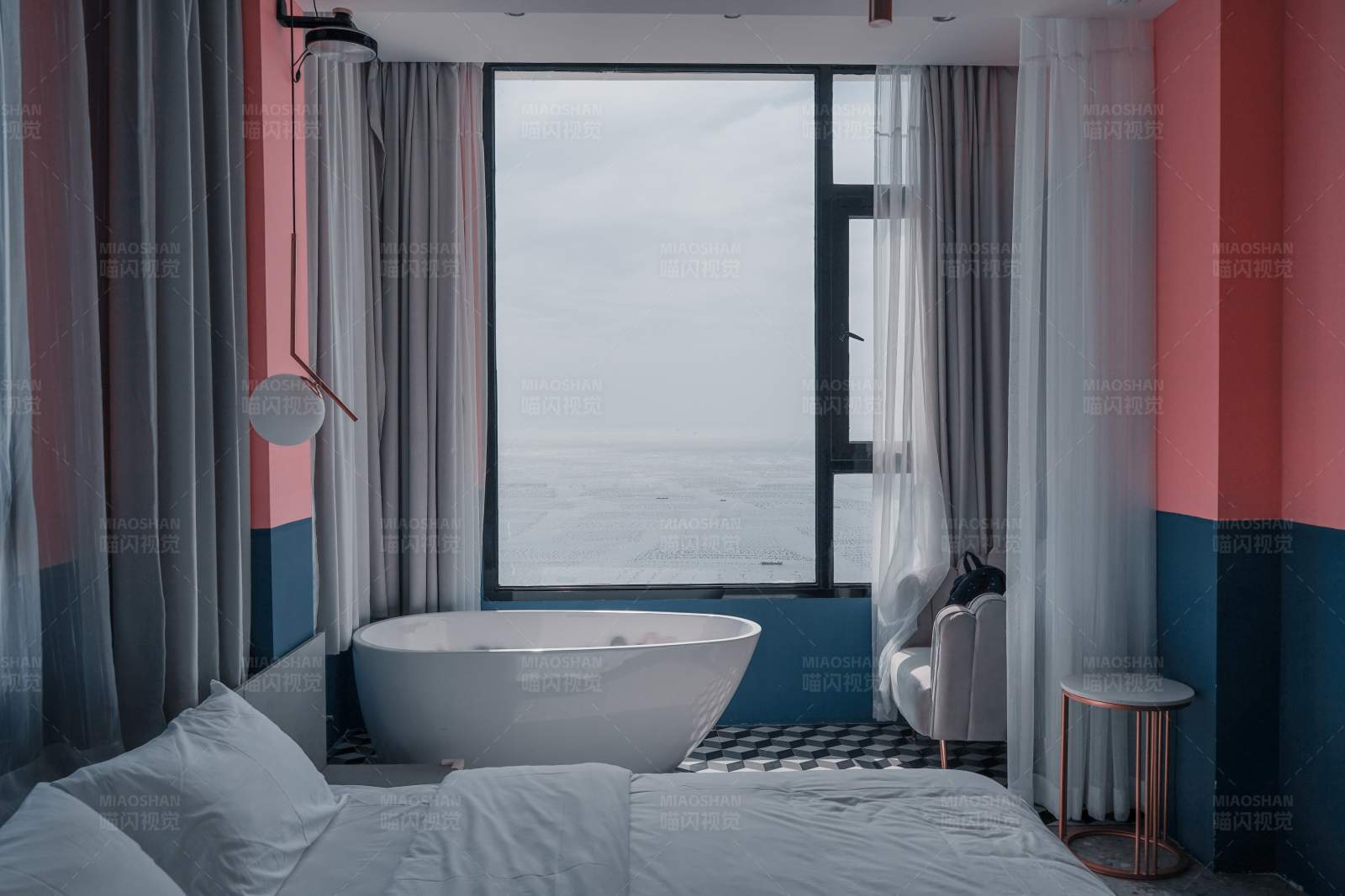 海景房内的现代浴缸图片