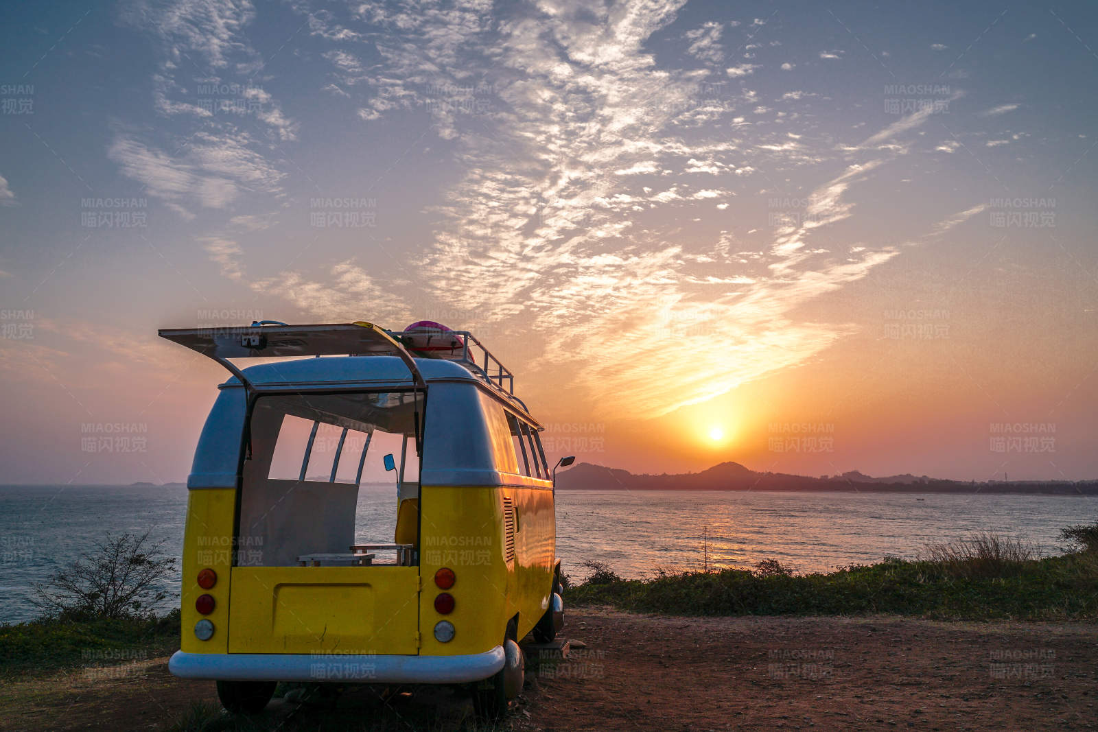 夕阳下的露营车图片