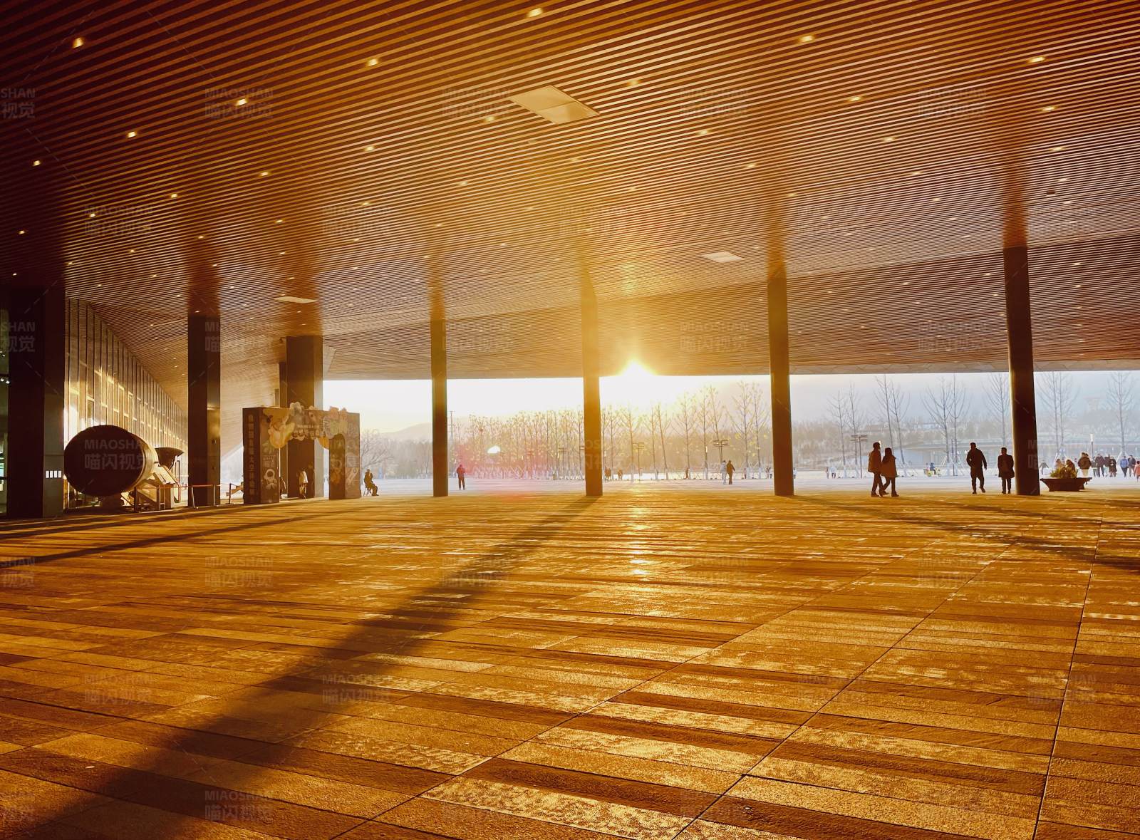 夕阳下的现代建筑图片