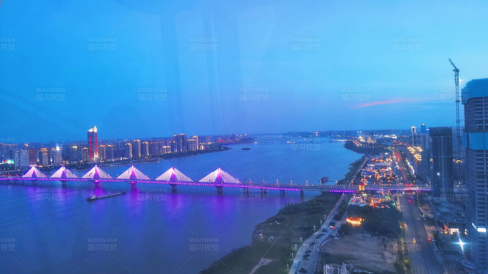 夜色下的城市桥梁图片