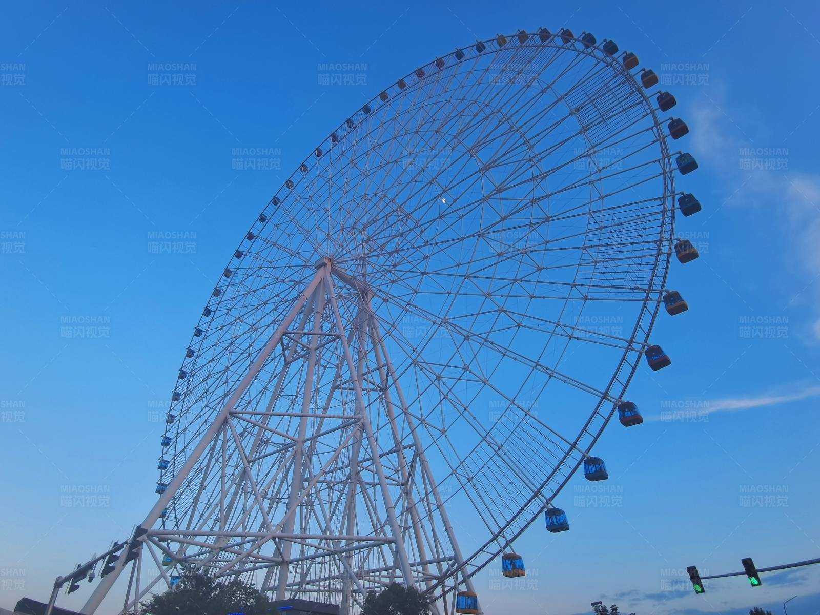 摩天轮与蓝天图片