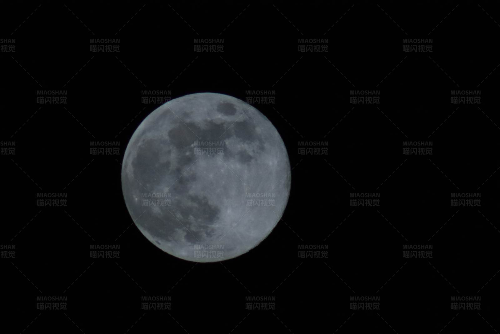 夜空中的满月图片