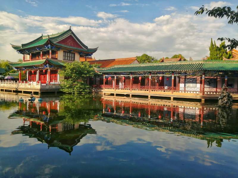 湖畔古建筑图片