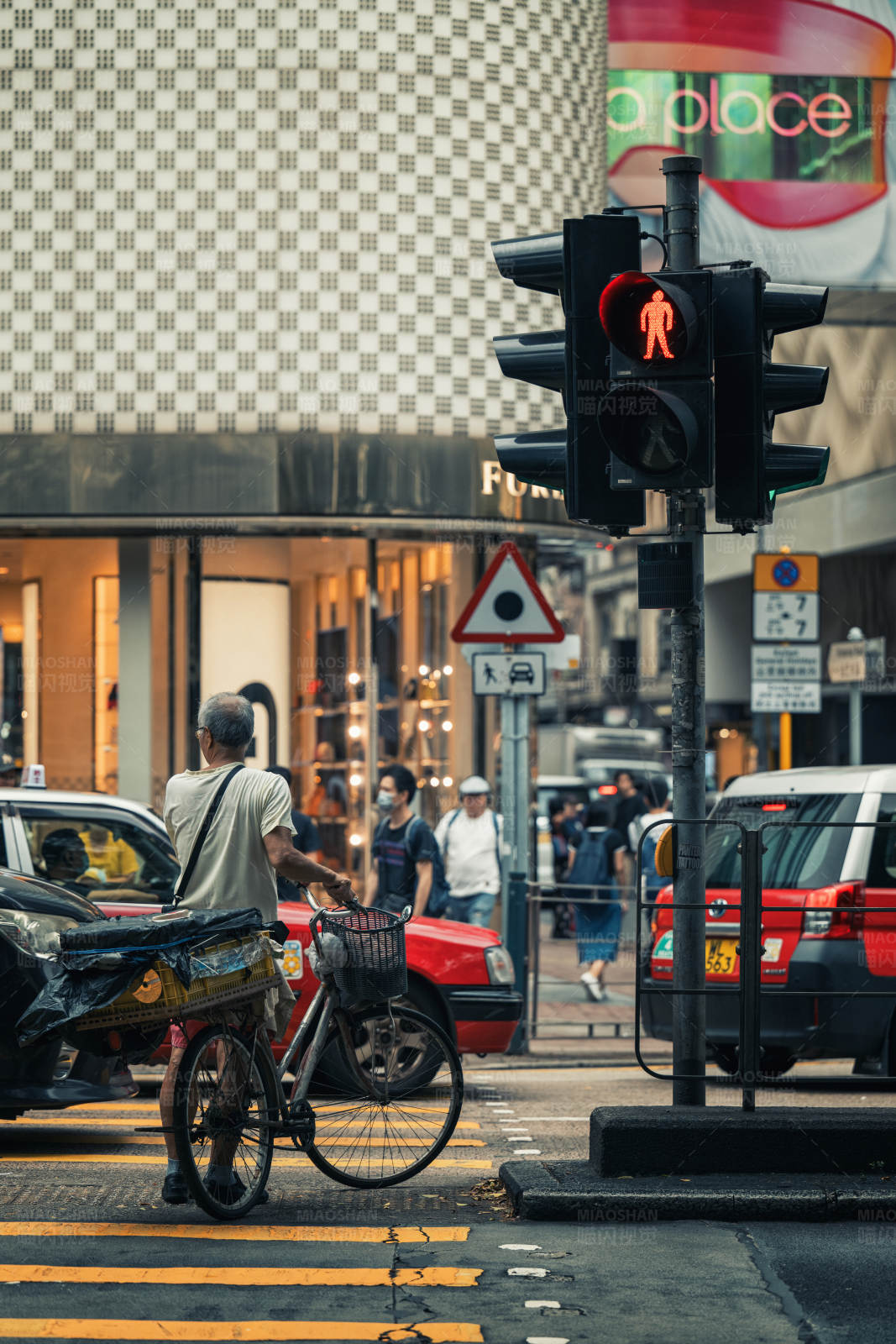 城市街头的等待图片
