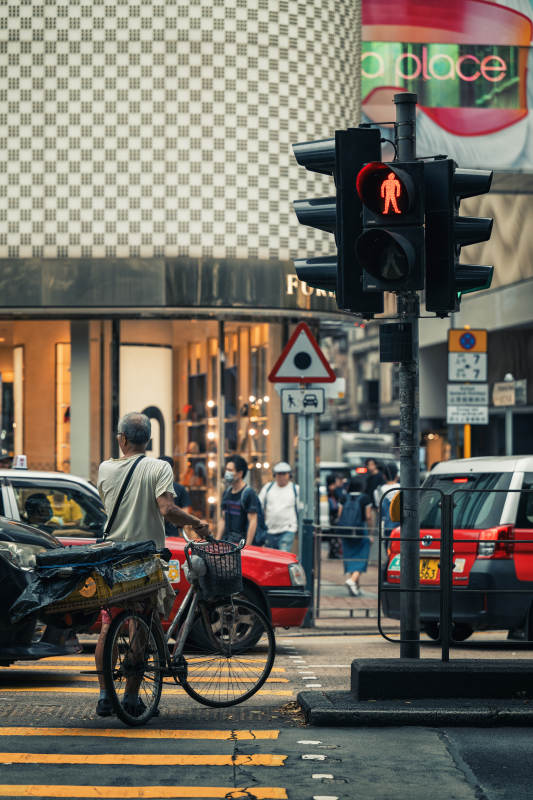 城市街头的等待图片