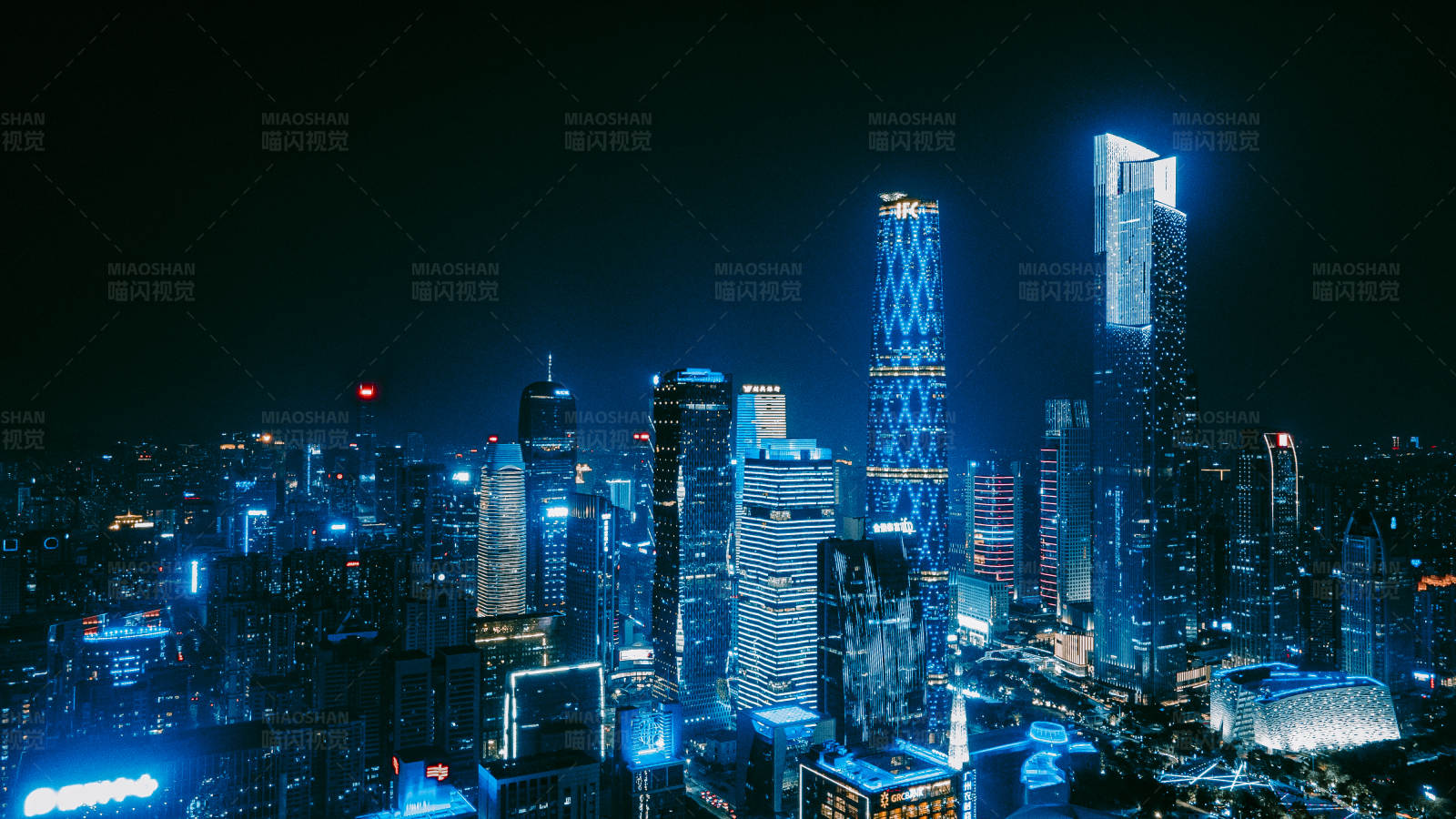 夜幕下的蓝色城市图片