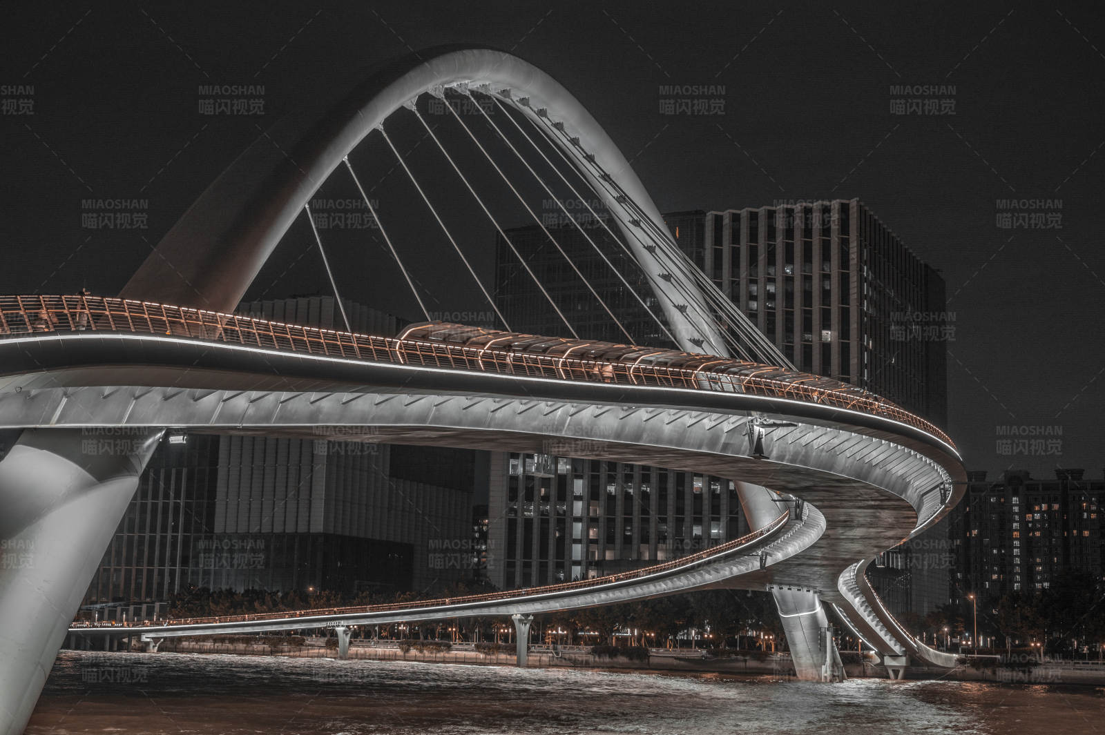 夜色中的现代桥梁图片