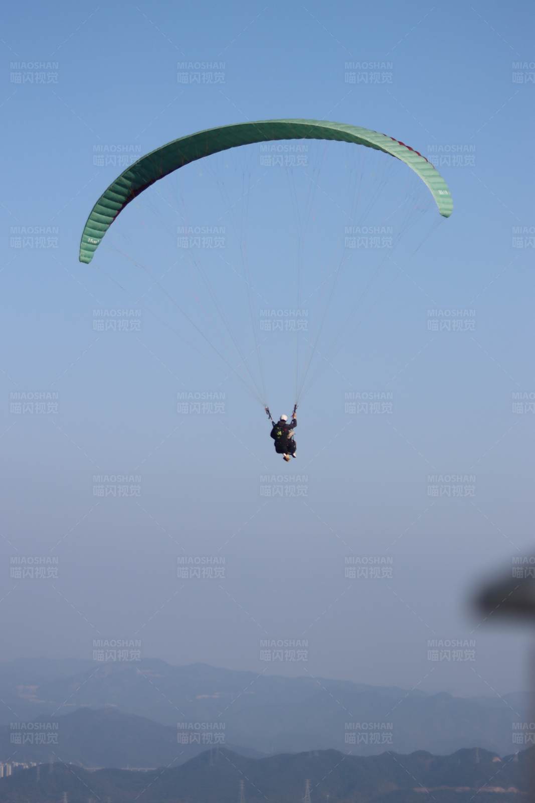 滑翔伞翱翔蓝天图片