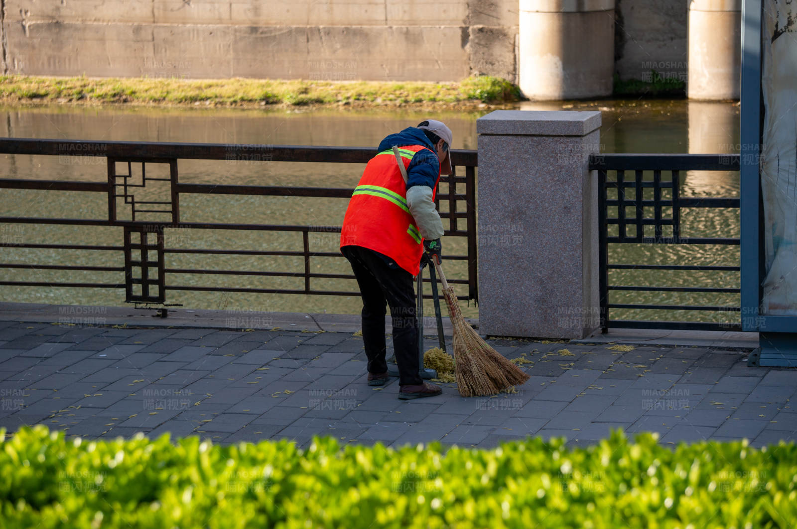 城市美容师辛勤工作图片