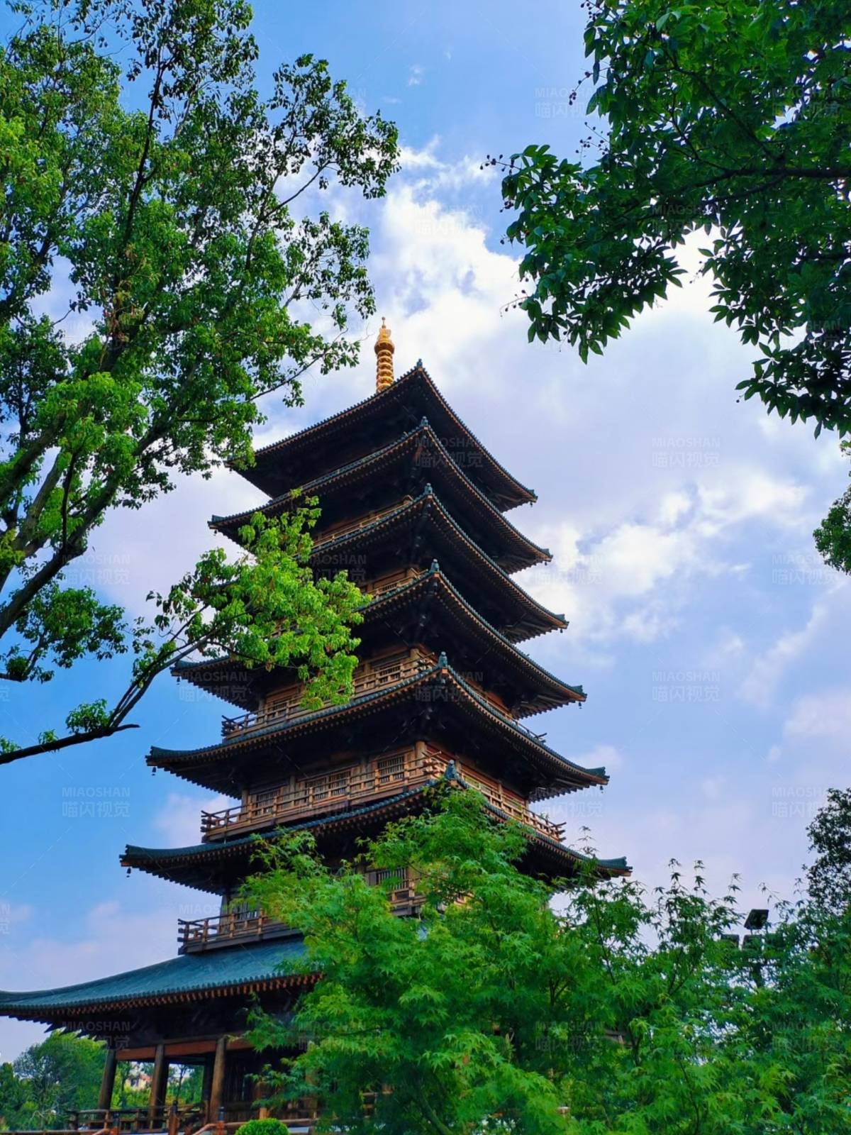 古塔绿树蓝天图片