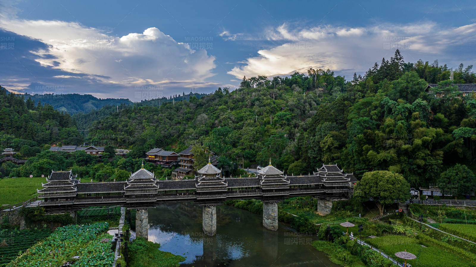 古桥山水图图片