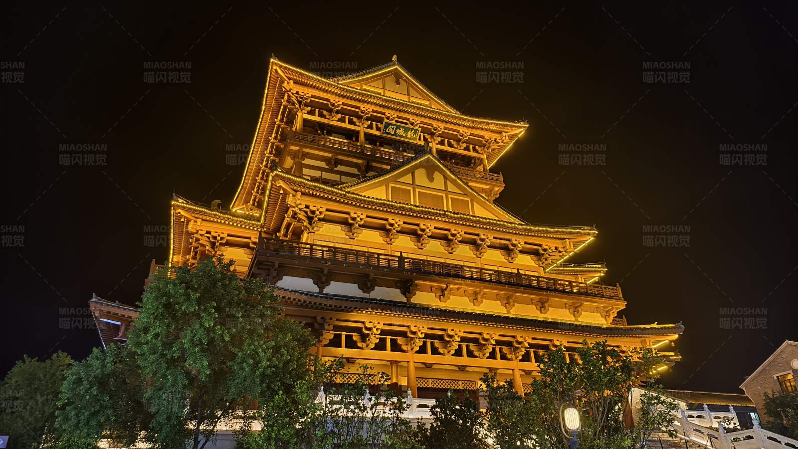 柳州夜色中的金色古塔图片