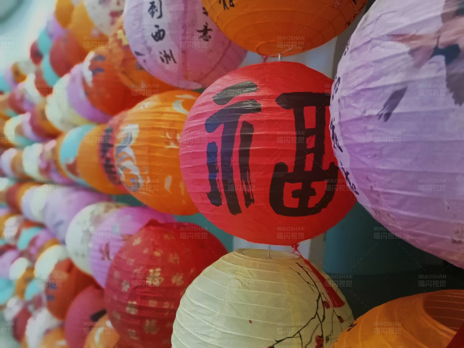 彩色灯笼墙图片