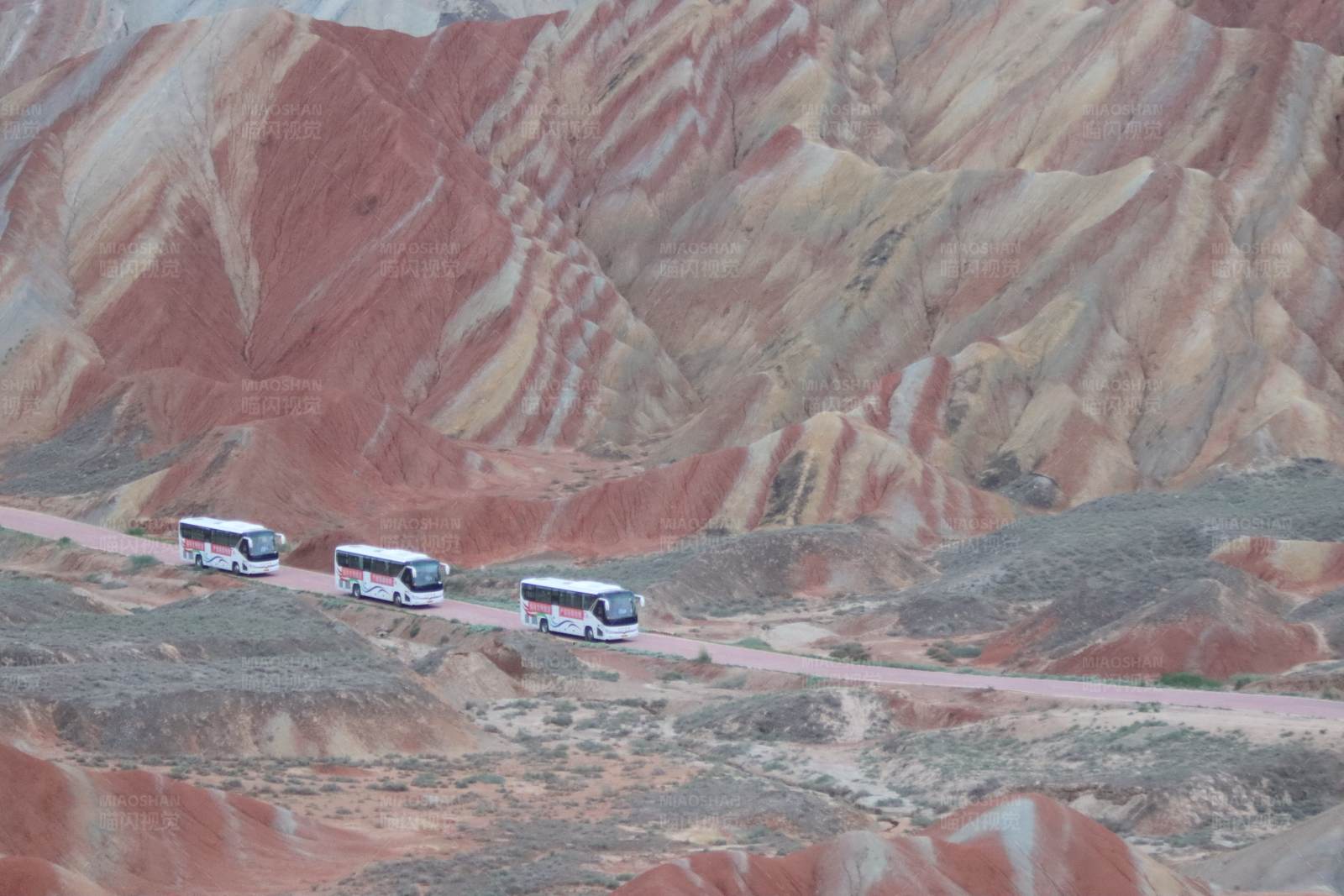 巴士穿越彩虹山脉图片