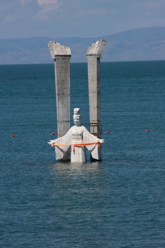 青海湖湖中雕像图片