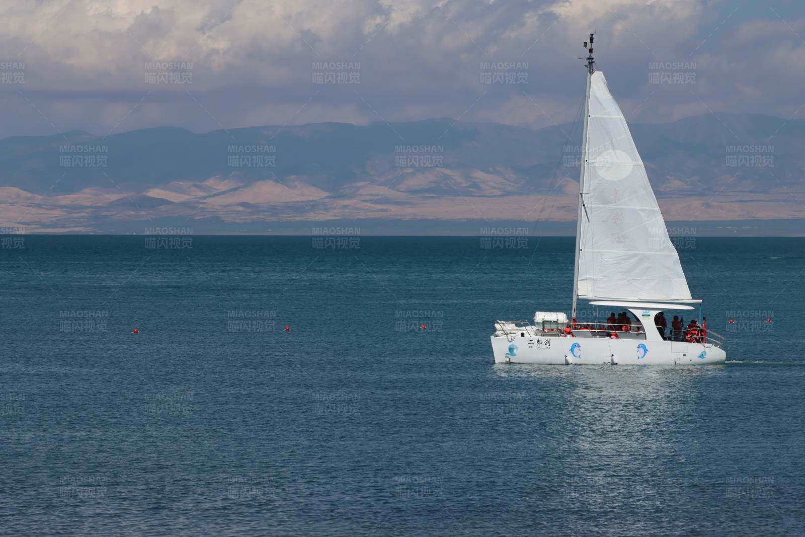 帆船青海湖上游图片