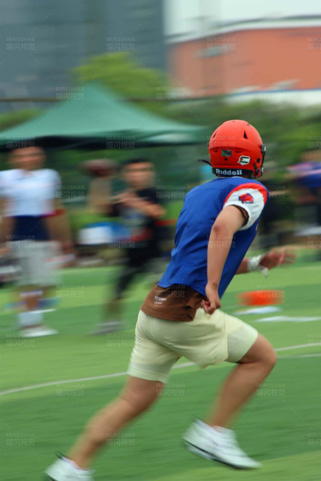 飞盘运动中的奔跑者图片