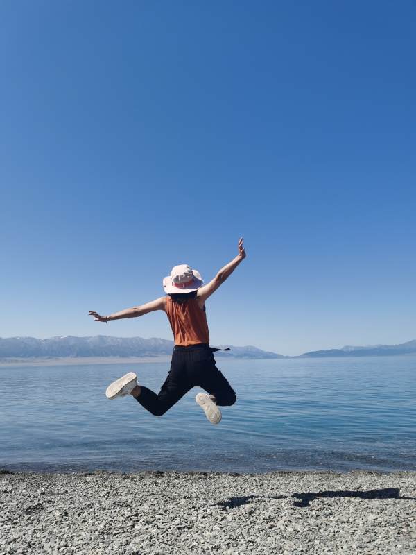 赛里木湖湖畔跳跃的快乐时光图片