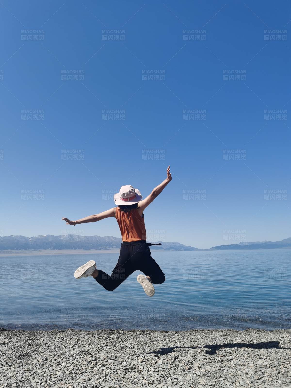 赛里木湖湖畔跳跃的快乐时光图片