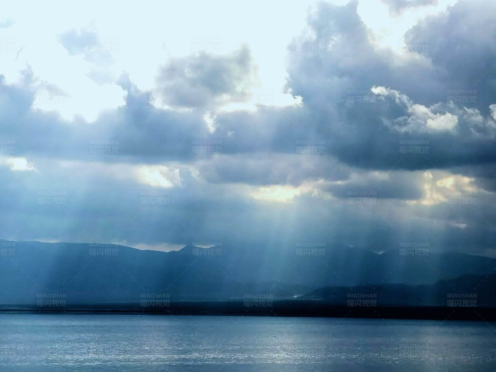 茶卡盐湖云霞图片