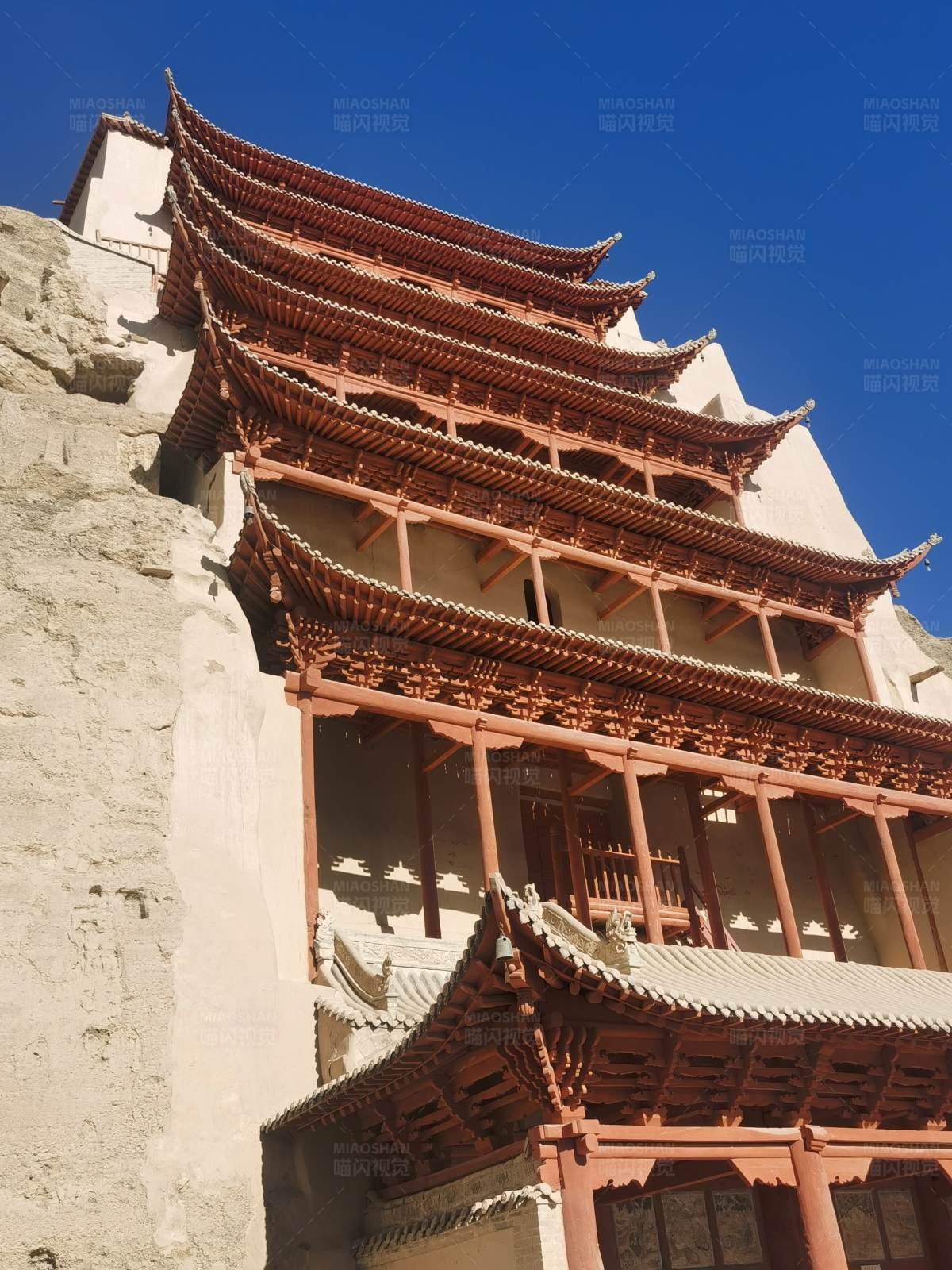 敦煌莫高窟与蓝天图片