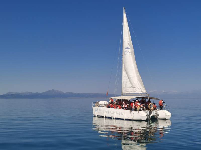 帆船上的欢乐时光图片