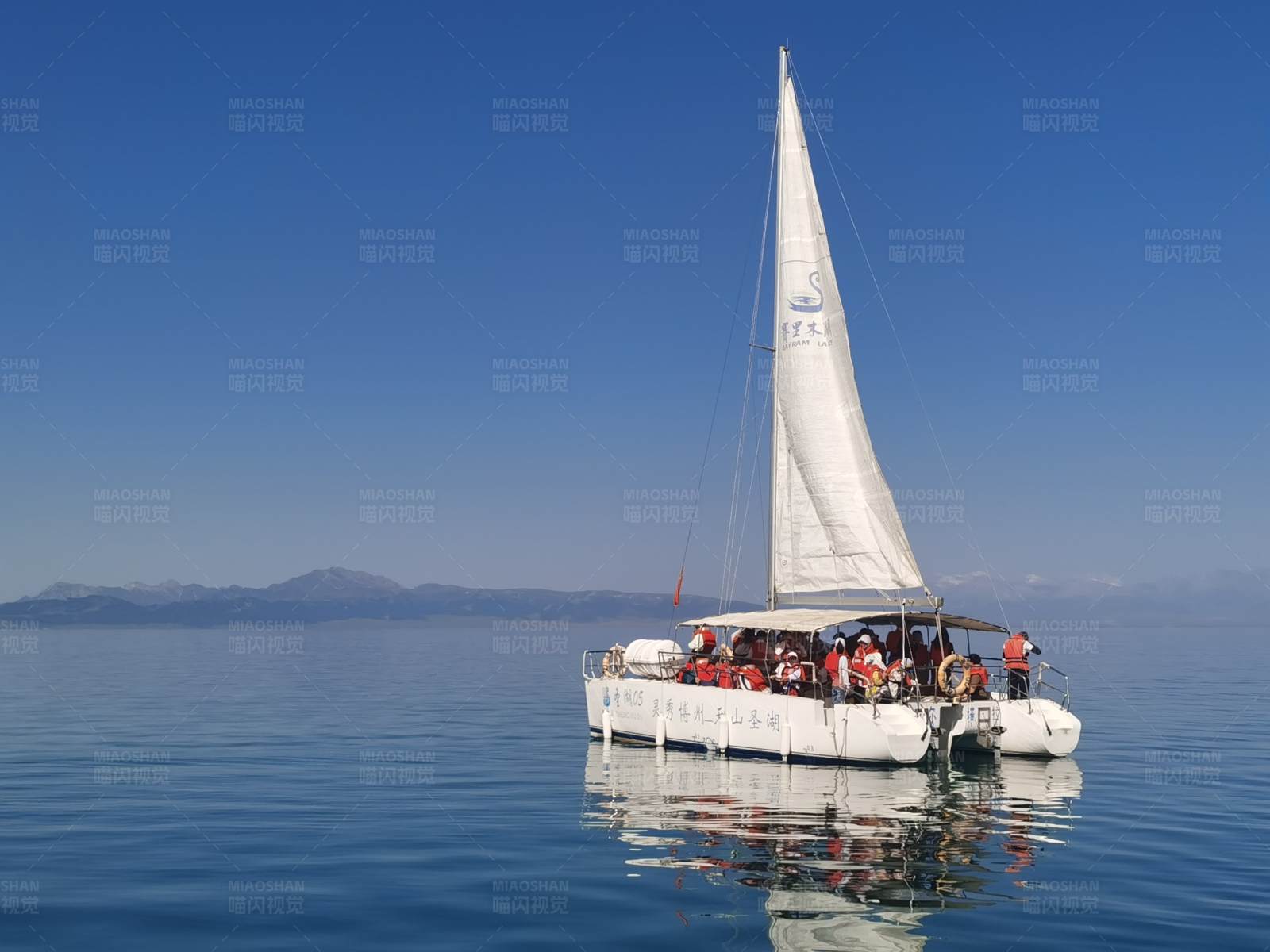 帆船上的欢乐时光图片