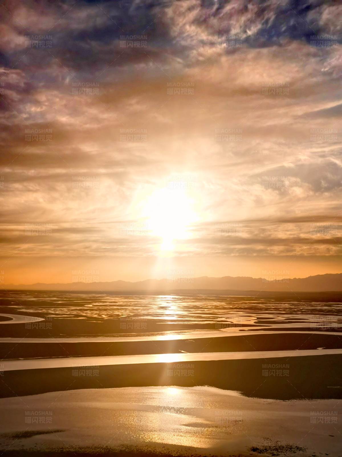 夕阳映照的九曲十八弯图片