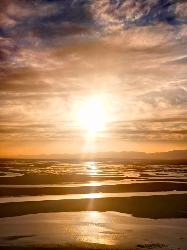 夕阳映照的九曲十八弯图片