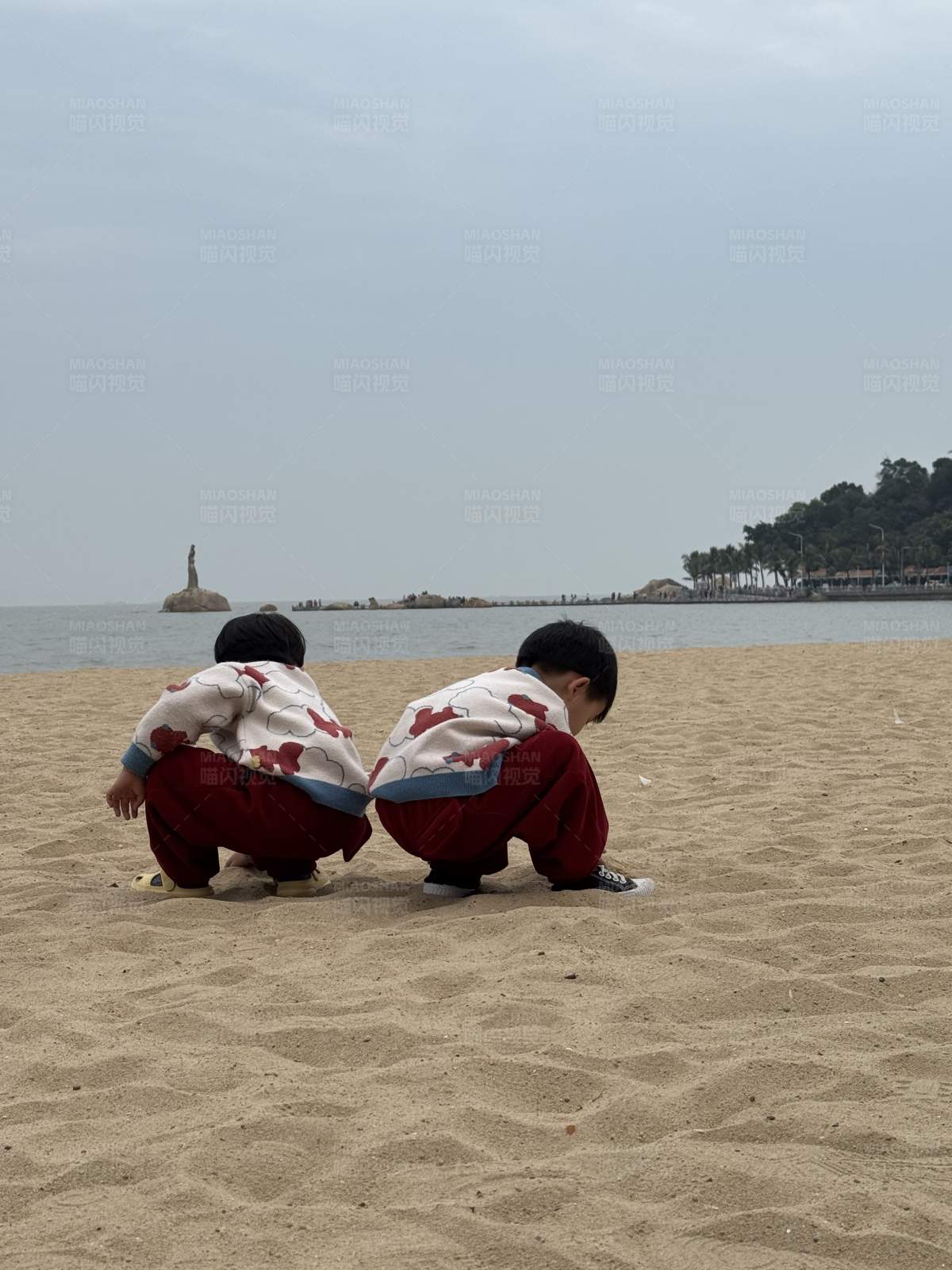 沙滩上的童年时光图片