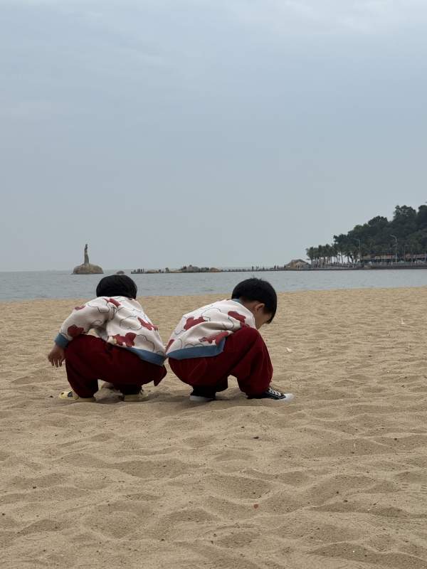 沙滩上的童年时光图片