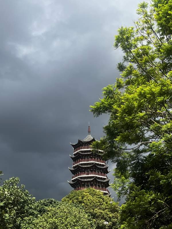 风雨欲来 古塔屹立图片