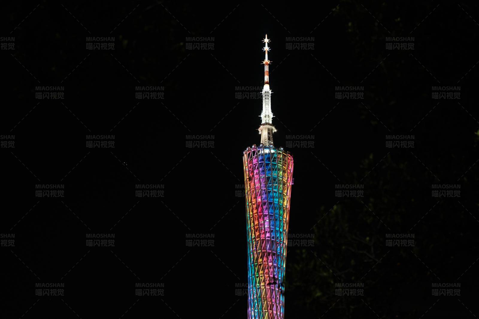 璀璨夜色中的广州塔图片