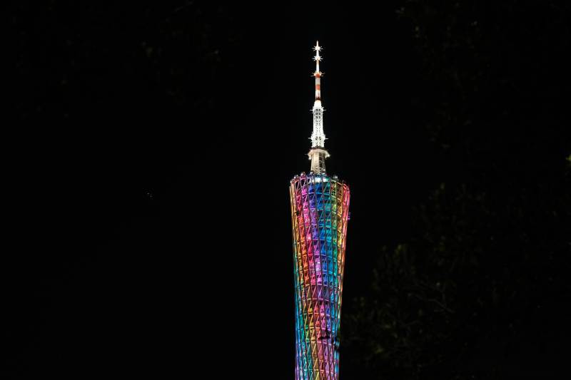 璀璨夜色中的广州塔图片