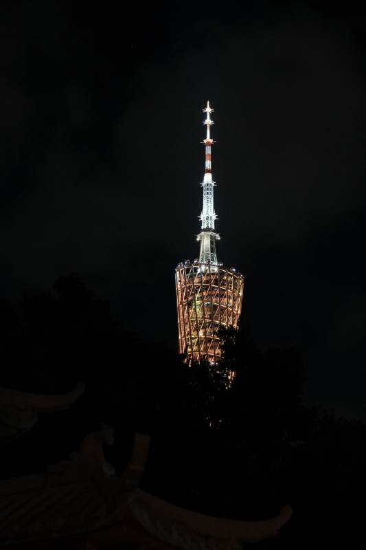 夜色中的璀璨塔尖图片