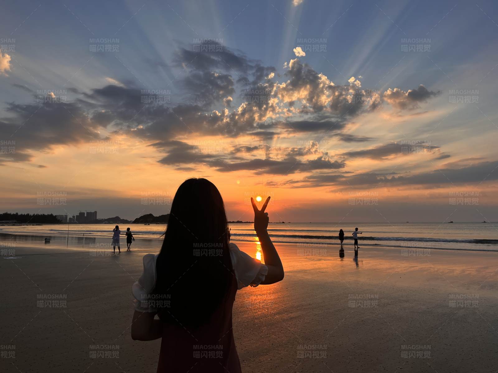 夕阳下的和平手势图片