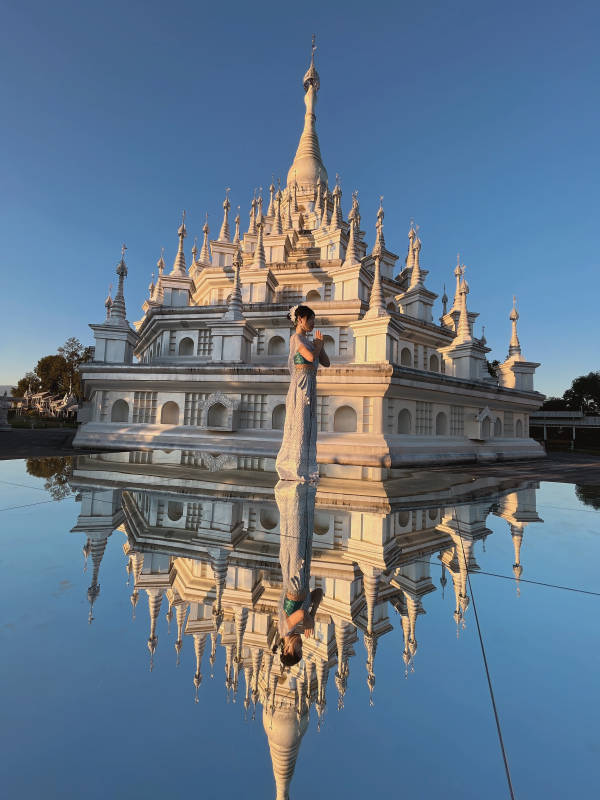 水中倒影的寺庙图片