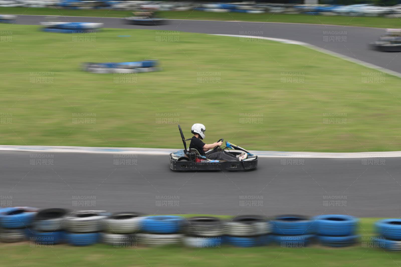 卡丁车赛道上的速度与激情图片